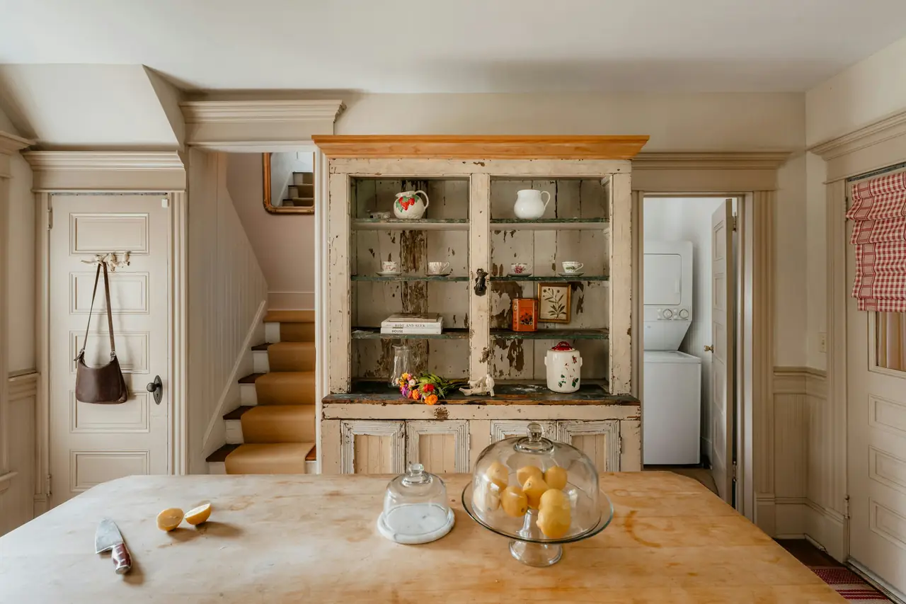 Une cuisine de maison de campagne, buffet en bois et escalier