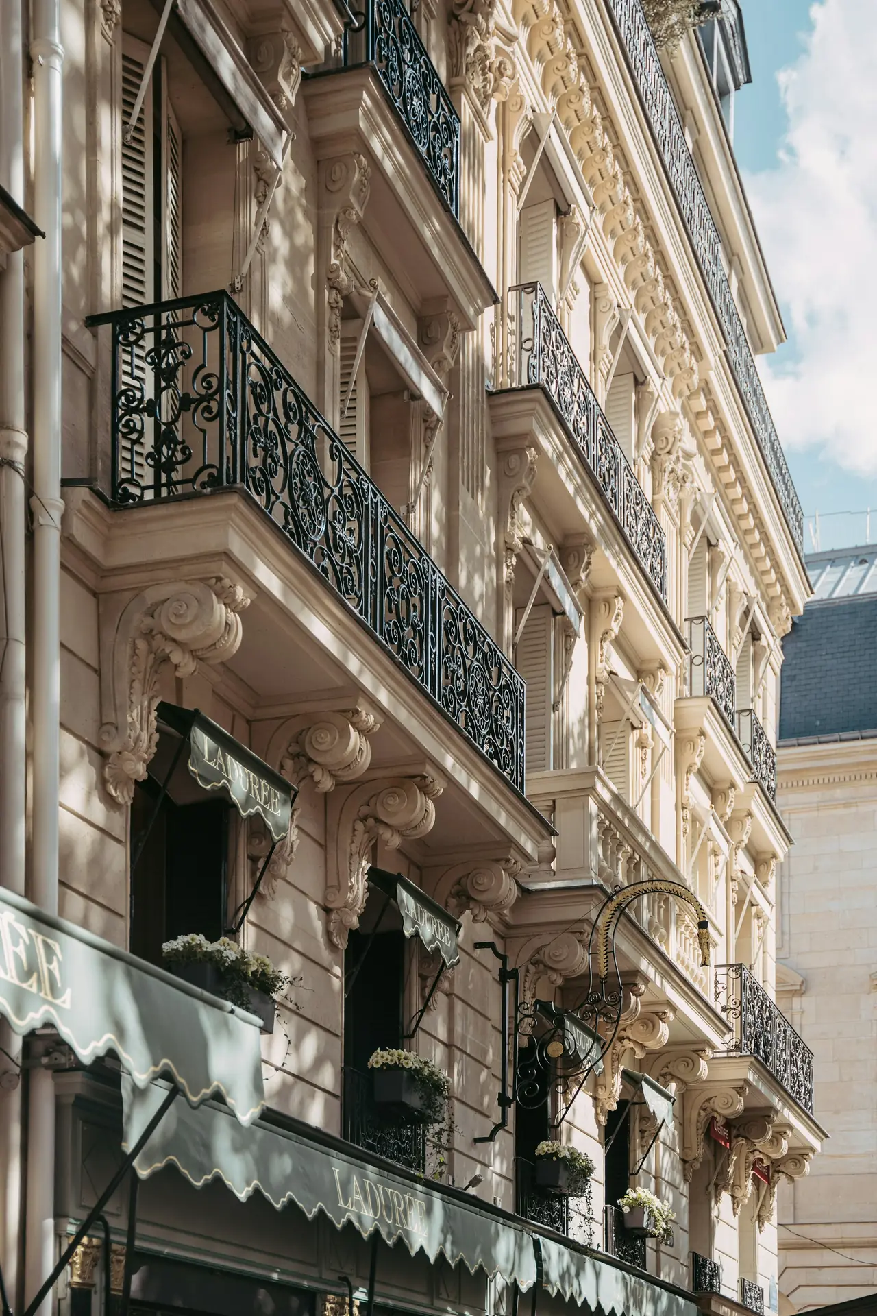 Une façade d’immeuble ancien avec ses balcons