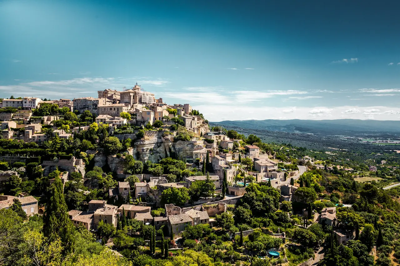 Un village perché de Provence au milieu des arbres
